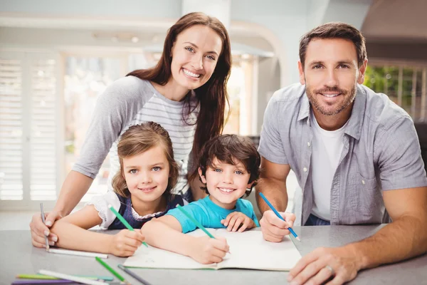 Familie schrijven in boek — Stockfoto