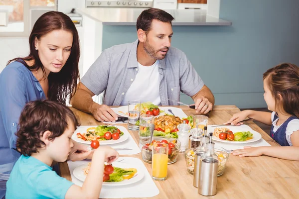 Familjen äter lunch — Stockfoto