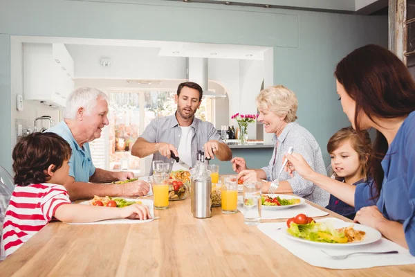 Grootouders zitten aan de eettafel — Stockfoto