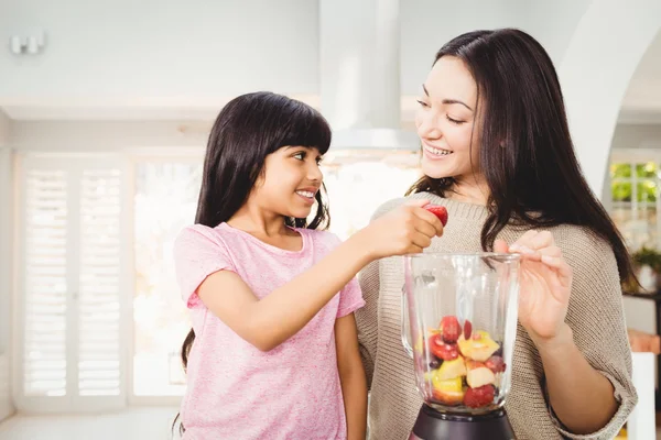 Mère et fille préparant le jus de fruits — Photo