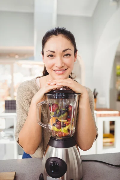 Veselá žena, příprava ovocné šťávy — Stock fotografie