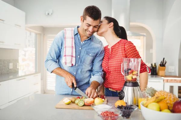 Woman kissing man — Stock Photo, Image