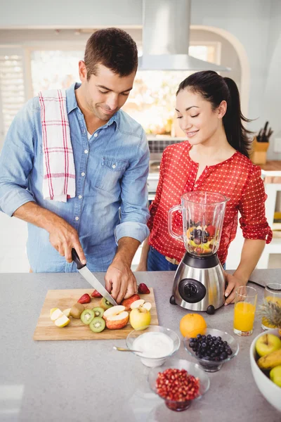 Pareja preparando zumo de frutas —  Fotos de Stock