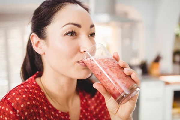 Woman drinking fruit juice — Stock Photo, Image