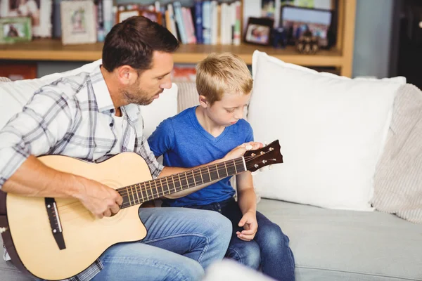 Vater spielt Gitarre mit Sohn — Stockfoto