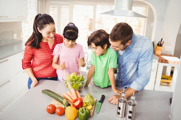 Famiglia allegra preparare insalata — Foto Stock