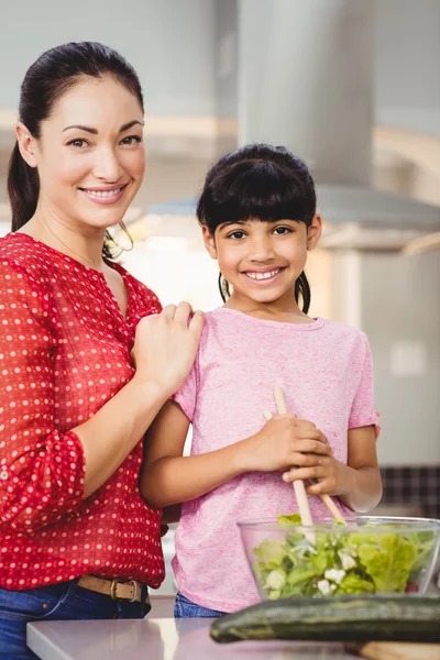 Mutter und Tochter bereiten Salat zu — Stockfoto