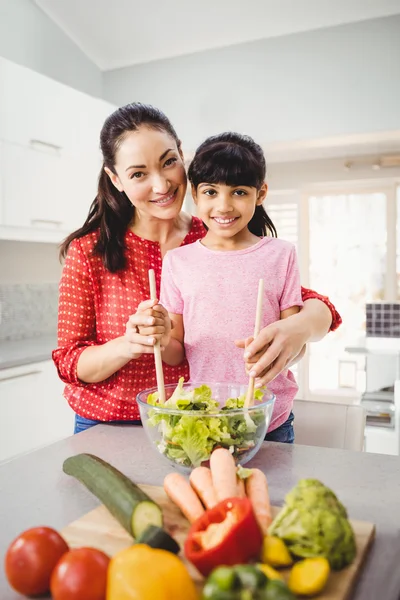 Mère et fille préparant des salas de légumes — Photo