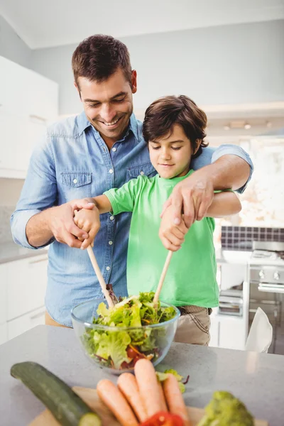 Pai e Filho Preparando Salada — Fotografia de Stock