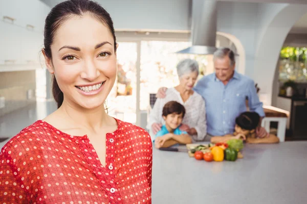 Femme heureuse avec la famille préparant la nourriture — Photo