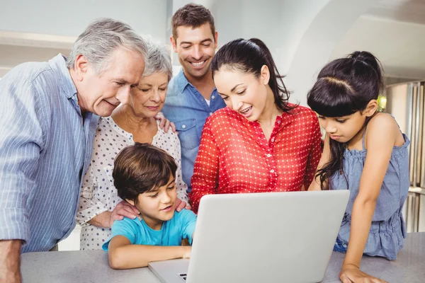 Amily Blick auf Junge mit Laptop — Stockfoto