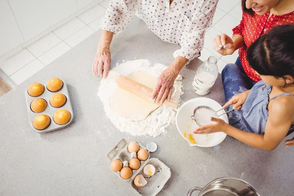 Ragazza aiutare la famiglia nella preparazione del cibo — Foto Stock