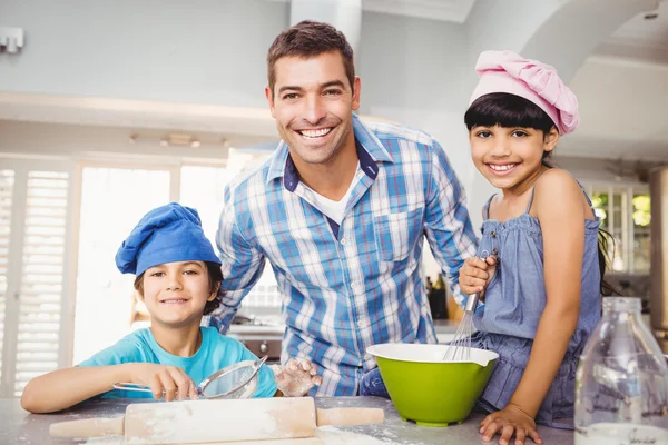 Mann mit Kindern bereitet Essen zu — Stockfoto
