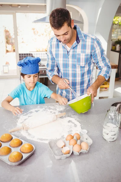 Padre en la preparación de alimentos — Foto de Stock