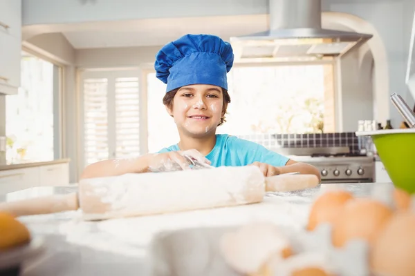 Niño preparando comida en casa — Foto de Stock