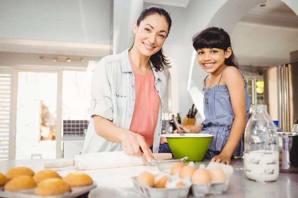 Frau bereitet mit Tochter Essen zu — Stockfoto