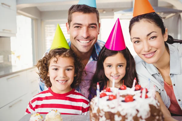 Gelukkige familie vieren verjaardag — Stockfoto