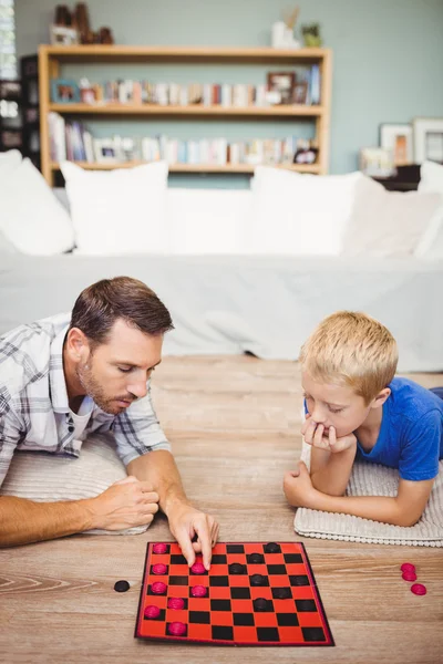 Pai e filho jogando damas — Fotografia de Stock