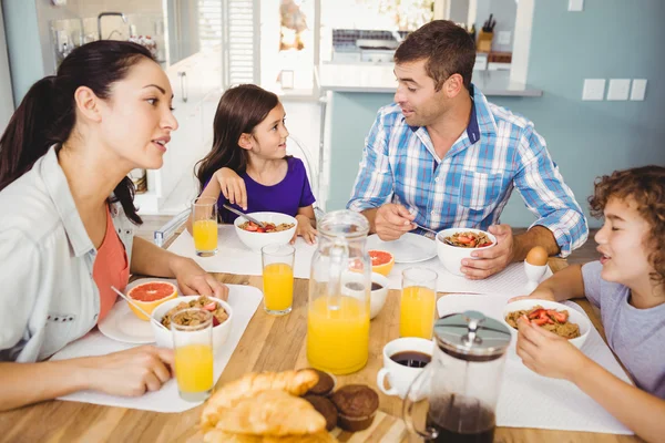 Сімейна розмова під час сніданку — стокове фото