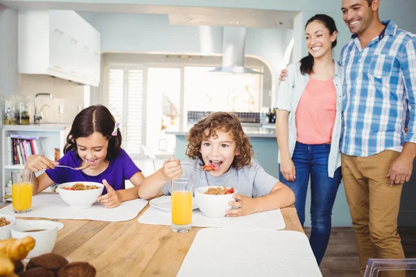 Niños desayunando —  Fotos de Stock