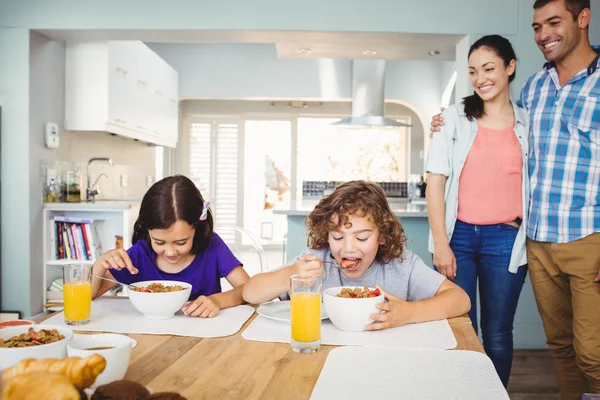 Barn som äter frukost — Stockfoto