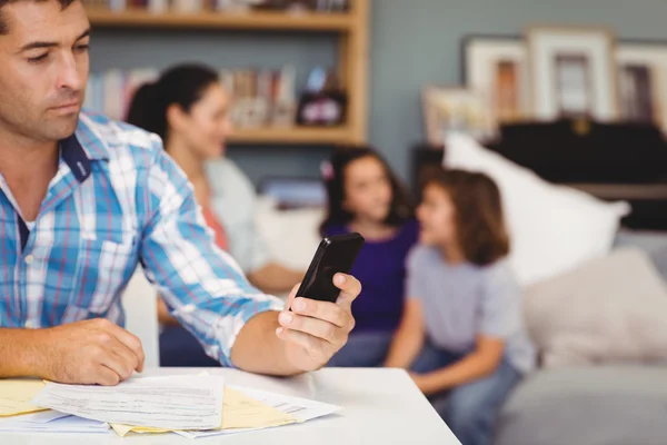 Mann benutzte Handy — Stockfoto