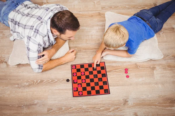 Far och son spelar checker spel — Stockfoto