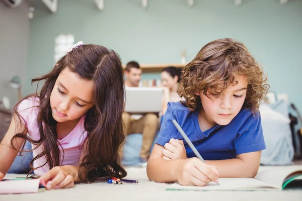 Schattige kinderen bestuderen — Stockfoto