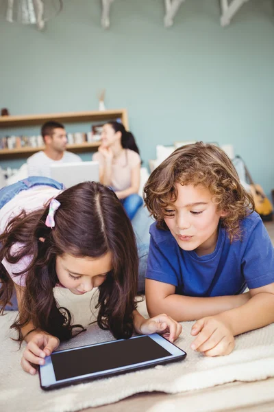 Frères et sœurs utilisant une tablette numérique — Photo