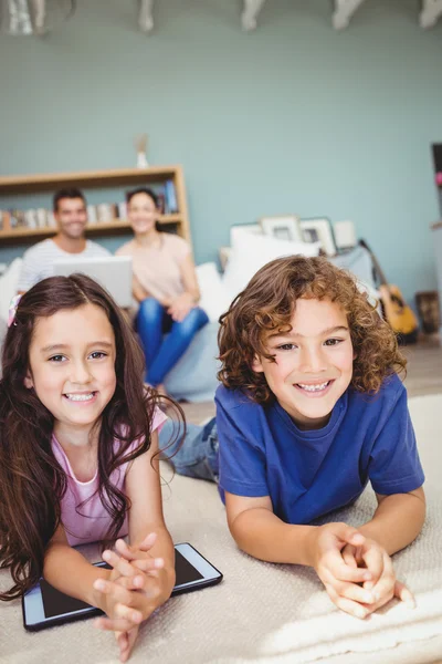 Hermanos alegres con tableta digital — Foto de Stock