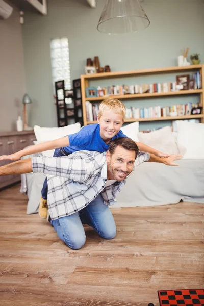 Vader en zoon spelen — Stockfoto