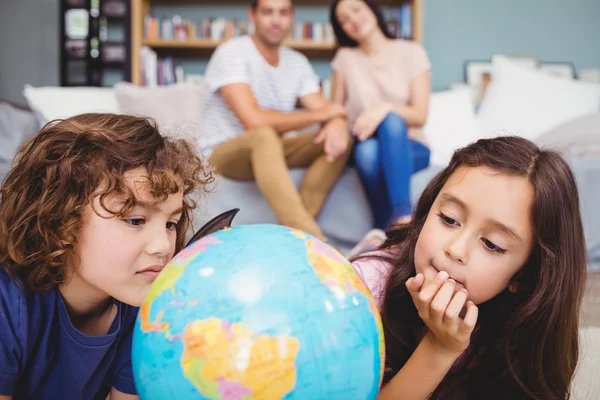 Bambini che guardano il globo — Foto Stock