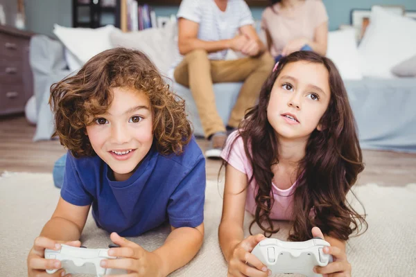 Siblings with playing video game — Stock Photo, Image