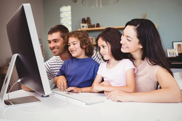 Famiglia in cerca di computer — Foto Stock