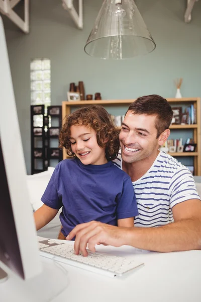 Far och son med hjälp av dator — Stockfoto