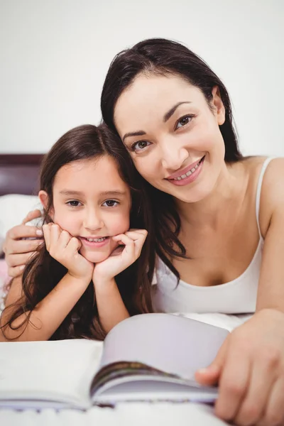 Glückliche Mutter und Tochter mit Buch — Stockfoto