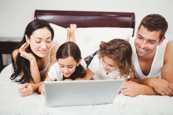 Bambini che usano il computer portatile sul letto — Foto Stock