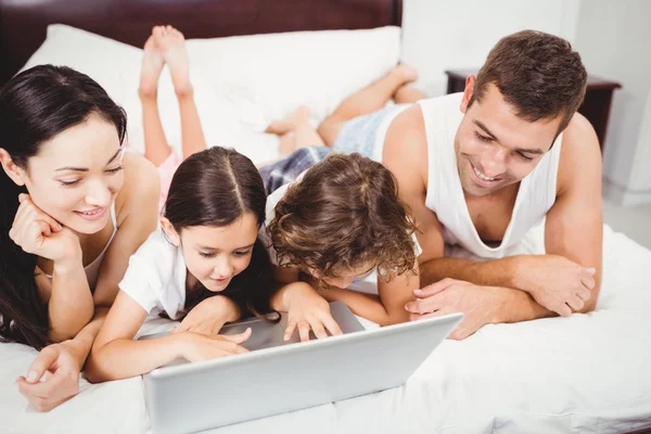 De gelukkige kinderen met behulp van laptop — Stockfoto