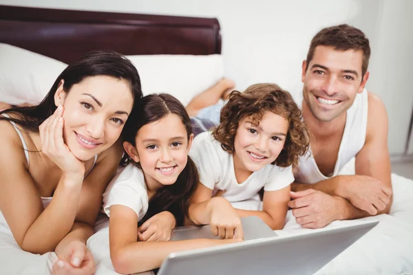 Enfants avec des parents utilisant un ordinateur portable — Photo