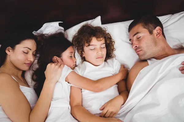 Crianças dormindo com pais — Fotografia de Stock
