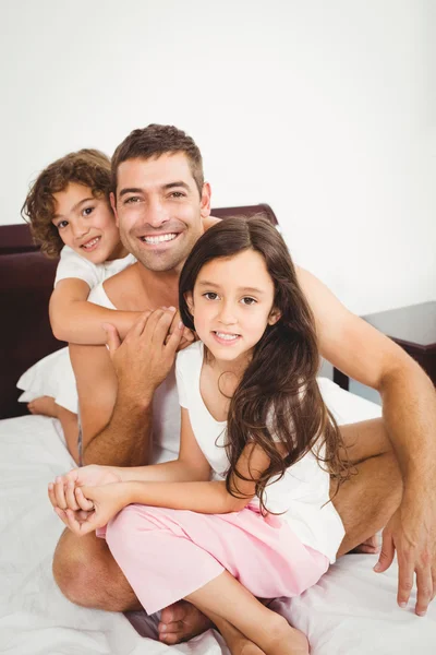 Pai com filha e filho na cama — Fotografia de Stock