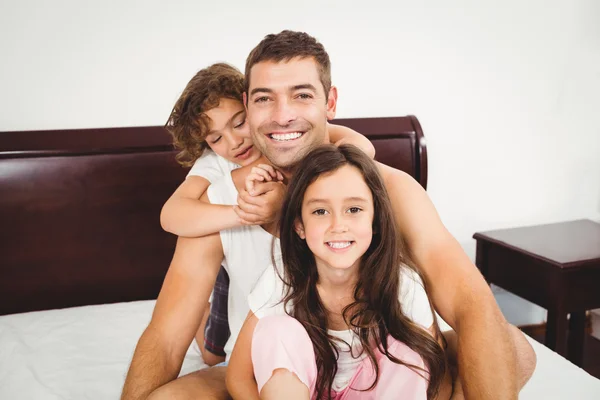 Pai com filha e filho na cama — Fotografia de Stock