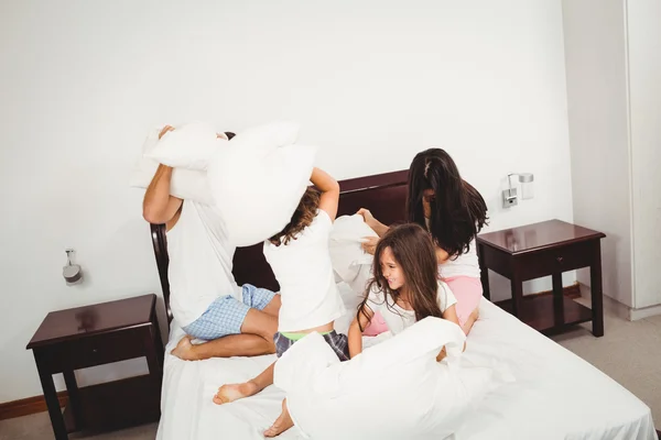 家庭的枕头在床上的战斗 — 图库照片