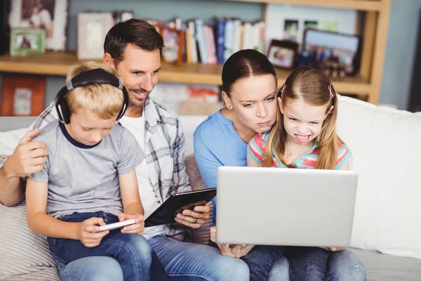 Famille utilisant les technologies — Photo