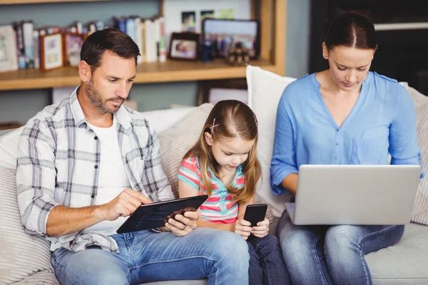 Familie met behulp van moderne technologieën — Stockfoto