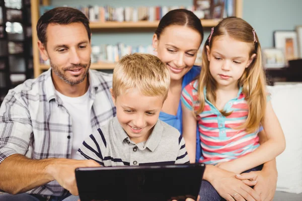 Famiglia che utilizza le tecnologie — Foto Stock