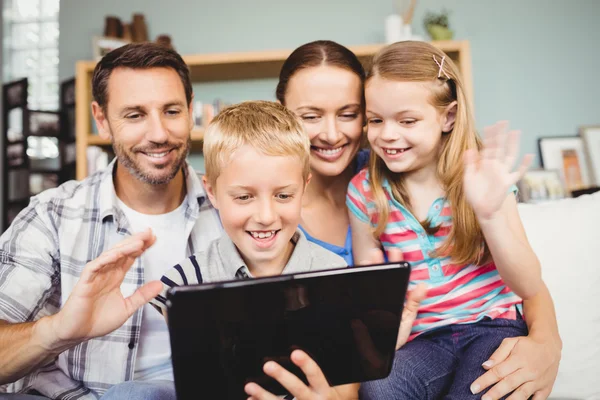 Famiglia che utilizza le tecnologie — Foto Stock