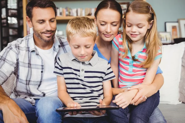 Vrolijke familie met behulp van technologieën — Stockfoto