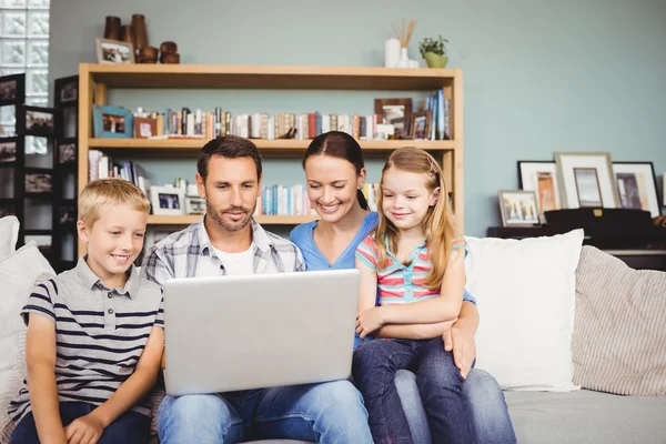 Família usando laptop — Fotografia de Stock