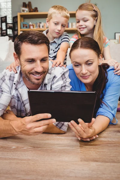 Ouders met digitale tablet — Stockfoto